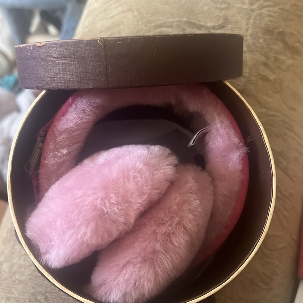 Pink UGG Earmuffs with the faux shearing and suede Cone with box - Picture 7 of 7